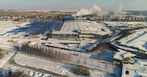 Stavba velké továrny v zimě, pohled na velkou továrnu ze vzduchu. Moderní továrna nebo komerční budovy — Stock video