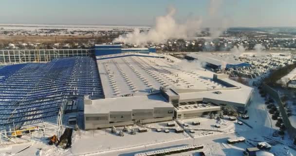 Byggandet av en stor fabrik i vinter, syn på en stor fabrik från luften. En modern fabrik eller kommersiell byggnad — Stockvideo