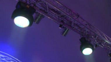 Sahne ışıkları sis ile konser, sahne ışıkları aydınlatma konser sahne, sahne, yeni yıl, yılbaşı, yılbaşı tatil aydınlatma eğlence konser bir konsol