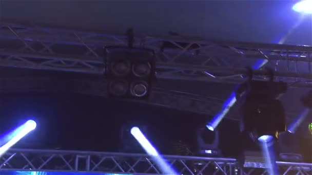 Fase lichten op het concert met mist, podium verlichting op een console, verlichting van het concertpodium, entertainment concert op het podium verlichting — Stockvideo