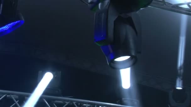 Fase lichten op het concert met mist, podium verlichting op een console, verlichting van het concertpodium, entertainment concert op het podium verlichting — Stockvideo