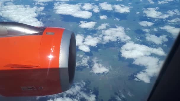 飛行機の窓から青い空と白い雲、美しい景色、地面上に浮いている白い雲 — ストック動画