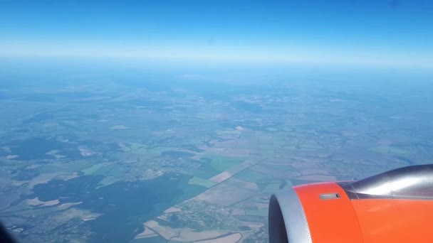 Прекрасний вид з вікна літака на блакитне небо і білі хмари, білі хмари пливуть над землею — стокове відео