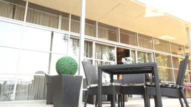 Moda Restoran, Açık Masa, tabloda modern bina