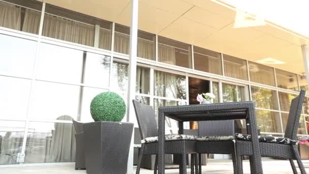 Mesa no restaurante da moda, mesa ao ar livre, edifício moderno — Vídeo de Stock