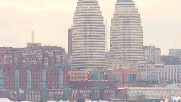 Stadtpanorama in der Nähe des Flusses im Winter, eine Stadt mit hohen Gebäuden am Fluss, eine Stadt im Winter, eine Wintermetropole — Stockvideo