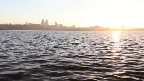 Panorama de la ciudad cerca del río, una ciudad con edificios altos cerca del río — Vídeo de stock