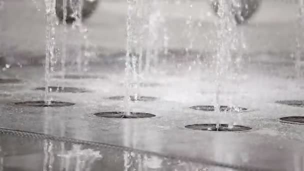 Brunnen Auf Dem Stadtplatz Bürgersteig Mit Wasser Das Der Luft — Stockvideo