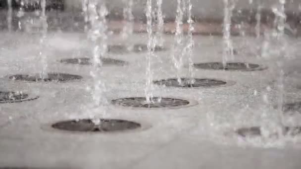 Brunnen auf dem Stadtplatz, Bürgersteig mit Wasser, das in der Luft spritzt, Brunnen auf dem Bürgersteig, Wasserstrahl in die Luft, Stadtgebiet am Tag — Stockvideo