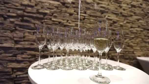 一杯香槟的背景上空眼镜, 在自助餐桌上, 香槟泡沫在玻璃, 相机运动, 一杯香槟在前景, 香槟玻璃杯 — 图库视频影像