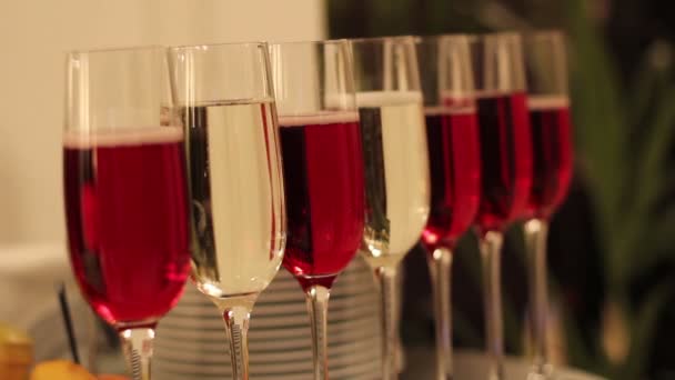 Verres avec boissons alcoolisées, verres de vin et champagne sont sur la table buffet, vin rouge dans les verres, champagne au verre, table buffet avec alcool dans un restaurant, Nouvel An, Noël — Video