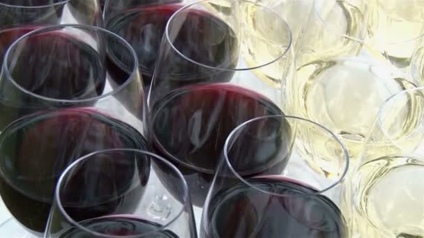 Brýle s alkoholem nápoje, sklenice vína a šampaňského jsou na bufetový stůl, červené víno v brýlích, šampaňské sklo, bufet stůl s alkoholem v restauraci, nový rok, Vánoce — Stock video