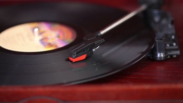 Játszik egy vinyl lemezjátszó, egy retro lemezjátszó, egy régi zene játékos — Stock videók