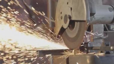Metal kesme testeresi ince bir kare tüp keser, metal kesme gelen turuncu kıvılcım gördüm