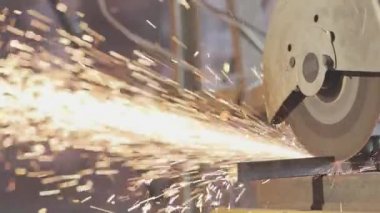 Metal kesme testeresi ince bir kare tüp keser, metal kesme gelen turuncu kıvılcım gördüm