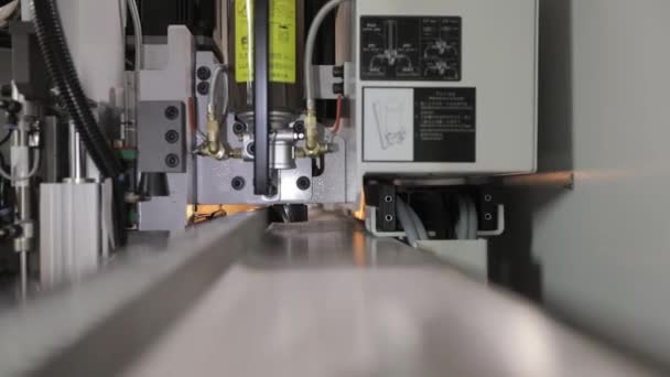 Machines industrielles modernes d'usine. Le travail des mécanismes techniques d'une machine moderne, la roue dentée se déplace 