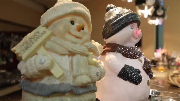 Новогодний интерьер ресторана, новогоднее оформление ресторана, декоративный снеговик на столе, два декоративных снеговика стоят на стойке бара в ресторане, оформление зала — стоковое видео