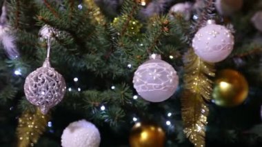 Noel top, dekore edilmiş bir Noel ağaca tutunan bir ağaç, yeni yıl, gümüş önemsiz şey asılı Noel ışıkları
