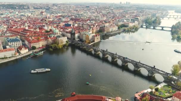 Panoramatický pohled shora do Prahy a Karlův most, turisty na Karlův most, řeka Vltava, letu přes Karlův most — Stock video