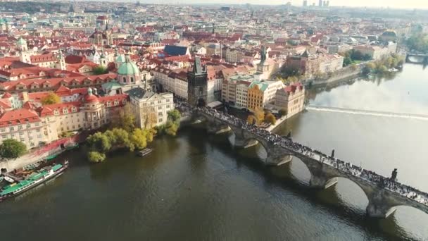 Panoramatický pohled shora do Prahy a Karlův most, turisty na Karlův most, řeka Vltava, letu přes Karlův most — Stock video