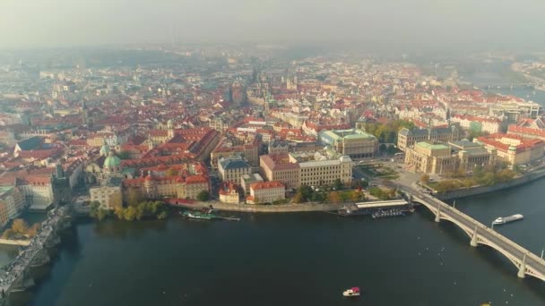 Vista panorámica desde arriba a la ciudad de Praga y el Puente de Carlos, turistas en el Puente de Carlos — Vídeos de Stock