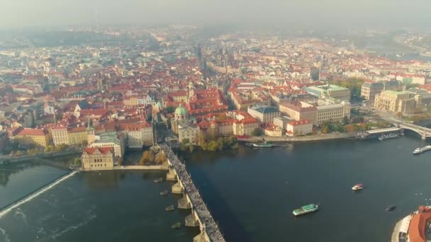 Panoramisch uitzicht van bovenaf naar het centrum van Praag en de Karelsbrug, toeristen op de Karelsbrug — Stockvideo