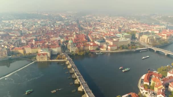 Panoramic view from above to the city of Prague and Charles Bridge, tourists on the Charles Bridge — Stock Video