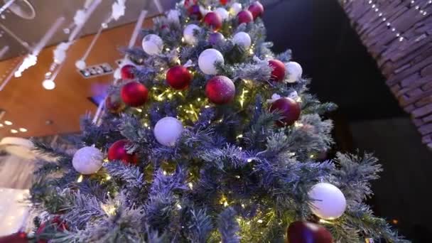 Árbol de Navidad con adornos, manzanas rojas colgando del árbol de Navidad, Dolly de adornos en un árbol de Navidad — Vídeo de stock