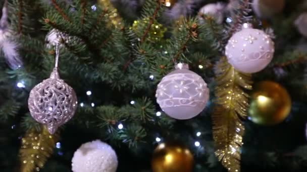 Boule de Noël, Lumières de Noël suspendues dans un arbre, Nouvel An, Boule d'argent suspendue à un arbre de Noël décoré 