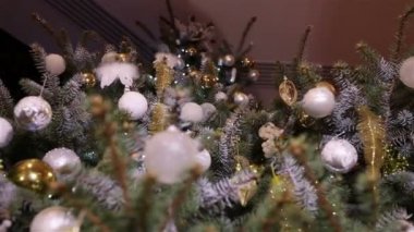 Noel top, dekore edilmiş bir Noel ağaca tutunan bir ağaç, yeni yıl, gümüş önemsiz şey asılı Noel ışıkları
