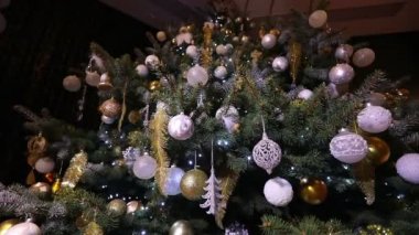 Noel top, dekore edilmiş bir Noel ağaca tutunan bir ağaç, yeni yıl, gümüş önemsiz şey asılı Noel ışıkları