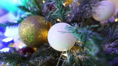 Oyuncaklar, ışıklar, Noel ağacı, Noel ağacı ışıkları ile Noel ağacı çelenk bir yeni yıl üzerinde yanıp sönen ışıklar, Noel ışıkları