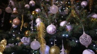 Noel top, dekore edilmiş bir Noel ağaca tutunan bir ağaç, yeni yıl, gümüş önemsiz şey asılı Noel ışıkları