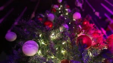 Restoran, bir disko dans siluetleri insan, ışık, arka plan üzerinde bir Noel ağacı Noel diskoda ışınları, oyuncaklar, bir ziyafet ile Noel ağacı