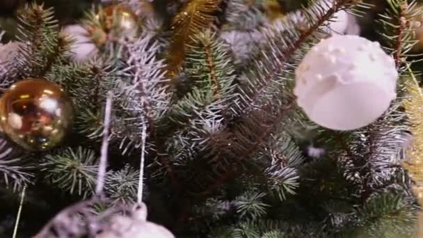 Bola de Navidad, luces de Navidad colgando en un árbol, Año Nuevo, adorno de plata colgando de un árbol de Navidad decorado — Vídeo de stock