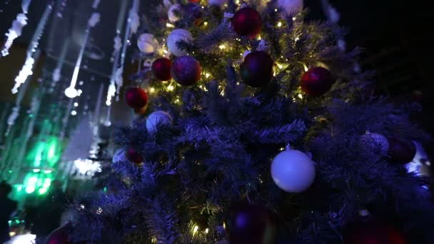 Arbre de Noël avec ornements, pommes rouges suspendues sur le sapin de Noël, Dolly d'ornements sur un arbre de Noël 