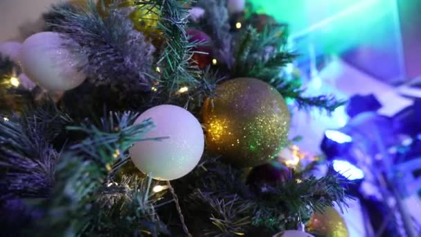Рождественская елка с игрушками, Рождественские елки с огнями, Рождественская елка, гирлянда на Новый год, мигающие огни, Рождественские огни — стоковое видео