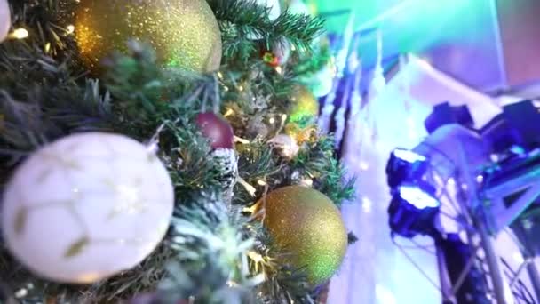 Oyuncaklar, ışıklar, Noel ağacı, Noel ağacı ışıkları ile Noel ağacı çelenk bir yeni yıl üzerinde yanıp sönen ışıklar, Noel ışıkları — Stok video