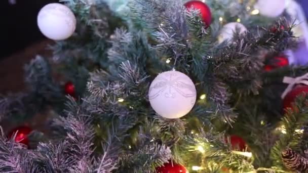 圣诞树与玩具 圣诞树灯与灯 圣诞树 在新的一年的花环 闪烁的灯 圣诞灯 浅景深 大厅装饰 — 图库视频影像