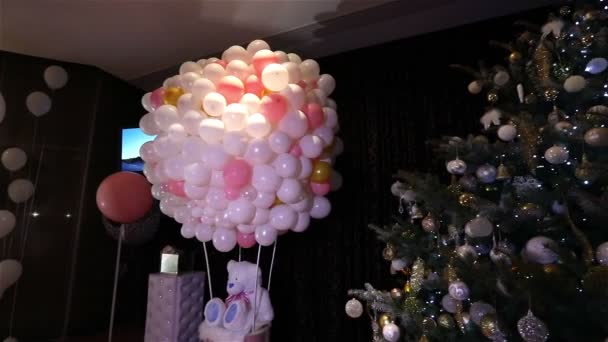 Bola de Navidad, luces de Navidad colgando en un árbol, Año Nuevo, adorno de plata colgando de un árbol de Navidad decorado — Vídeo de stock