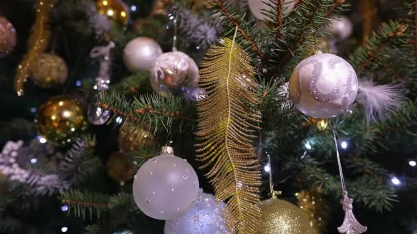 Boule de Noël, Lumières de Noël suspendues dans un arbre, Nouvel An, Boule d'argent suspendue à un arbre de Noël décoré — Video