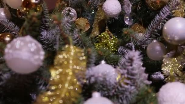 Bola de Navidad, luces de Navidad colgando en un árbol, Año Nuevo, adorno de plata colgando de un árbol de Navidad decorado — Vídeo de stock