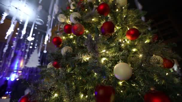 Weihnachtsbaum mit Ornamenten, rote Äpfel hängen am Weihnachtsbaum, Schmuckwagen am Weihnachtsbaum — Stockvideo