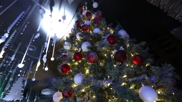 Árvore de Natal com ornamentos, maçãs vermelhas penduradas na árvore de Natal, Dolly de ornamentos em uma árvore de Natal — Vídeo de Stock