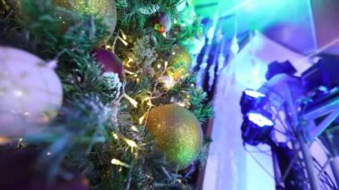 Oyuncaklar, ışıklar, Noel ağacı, Noel ağacı ışıkları ile Noel ağacı çelenk bir yeni yıl üzerinde yanıp sönen ışıklar, Noel ışıkları