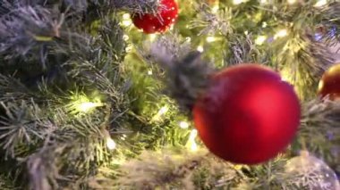 Oyuncaklar, ışıklar, Noel ağacı, Noel ağacı ışıkları ile Noel ağacı çelenk bir yeni yıl üzerinde yanıp sönen ışıklar, Noel ışıkları