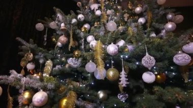 Noel top, dekore edilmiş bir Noel ağaca tutunan bir ağaç, yeni yıl, gümüş önemsiz şey asılı Noel ışıkları
