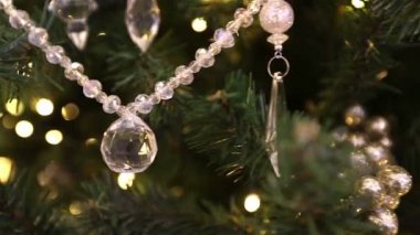 Otel ya da Restoran, Noel ağacı bir küpeşte ile mermer merdiven arka plan üzerinde koridorda lobide büyük Noel ağacı