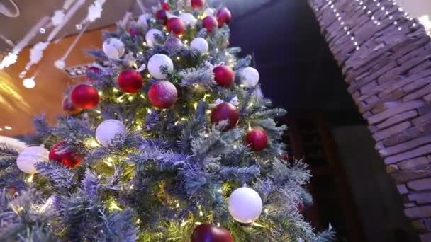 Weihnachtsbaum mit Spielzeug, Weihnachtsbaumbeleuchtung mit Lichtern, Weihnachtsbaum, Lichterkranz an Neujahr, blinkende Lichter, Weihnachtsbeleuchtung — Stockvideo
