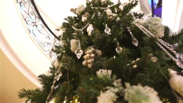 Grand sapin de Noël dans le hall de l'hôtel ou du restaurant, sapin de Noël dans le hall sur le fond de l'escalier en marbre avec une main courante — Video